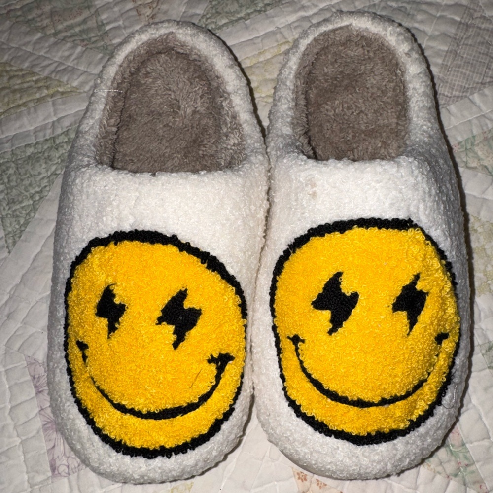 💥SALE💥NEW Cozy Smiley Face Fuzzy Slippers – White & Yellow | Women’s 9–10 - Picture 2 of 6